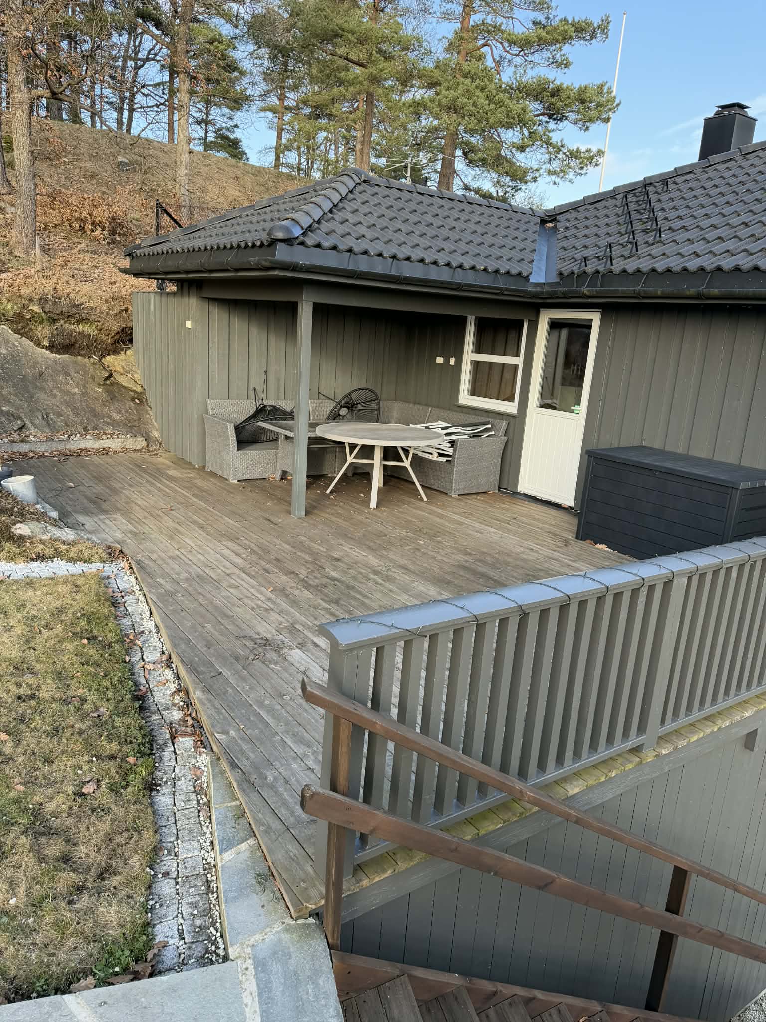 Terrasse ved grillplass før vask