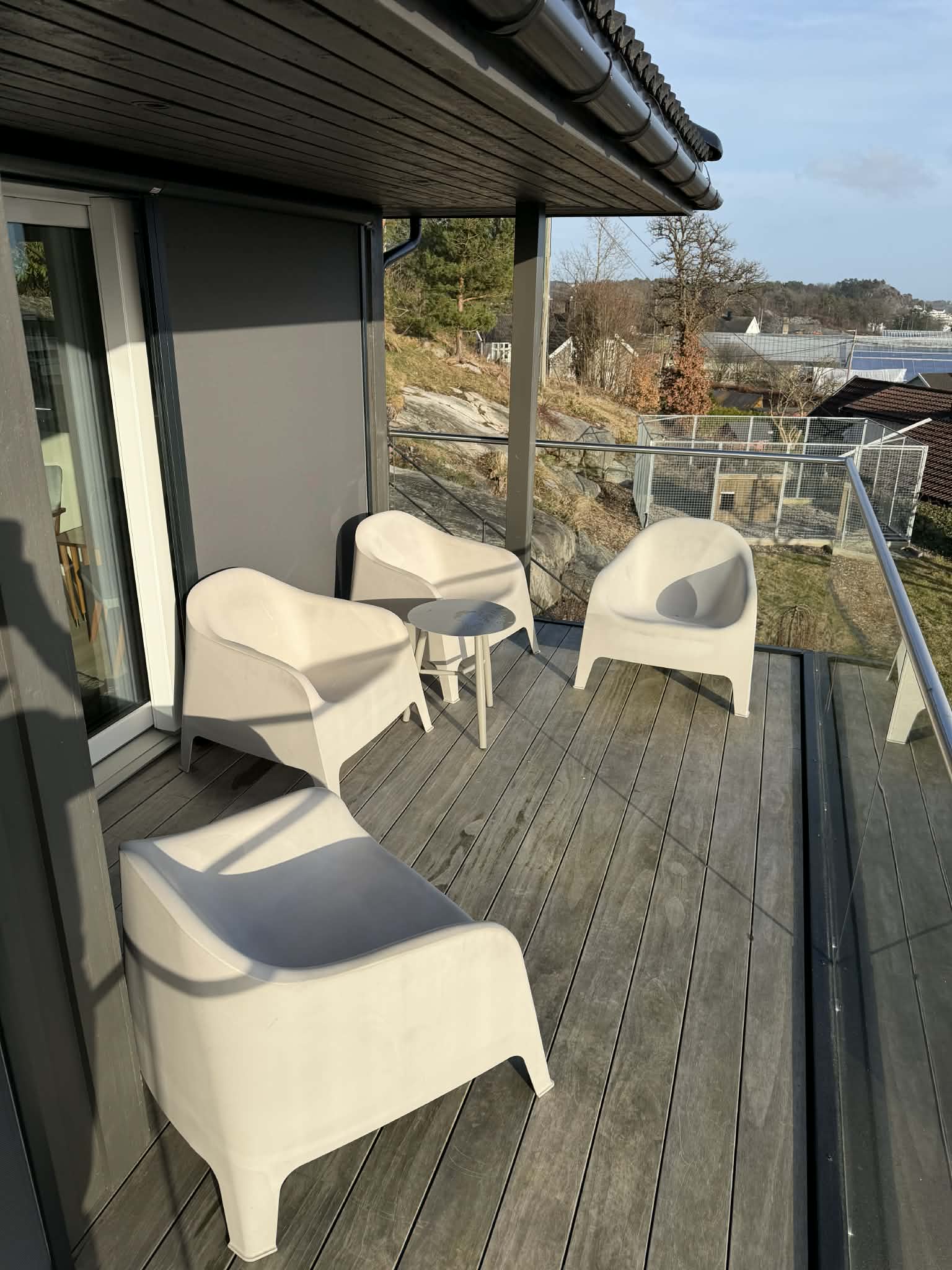 Terrasse med stoler før rengjøring