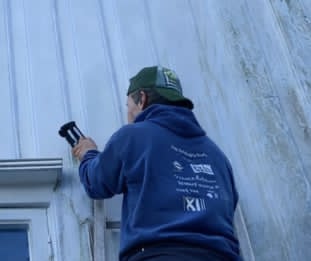 Fasaderengjøring i arbeid